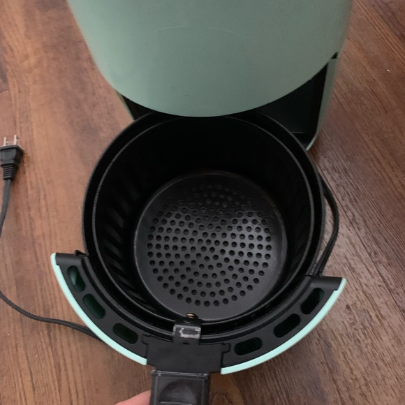 Dash compact electric air fryer + oven cooker with digital display, temperature - Picture 2 of 3